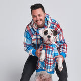 Hoodie humano xadrez azul e vermelho